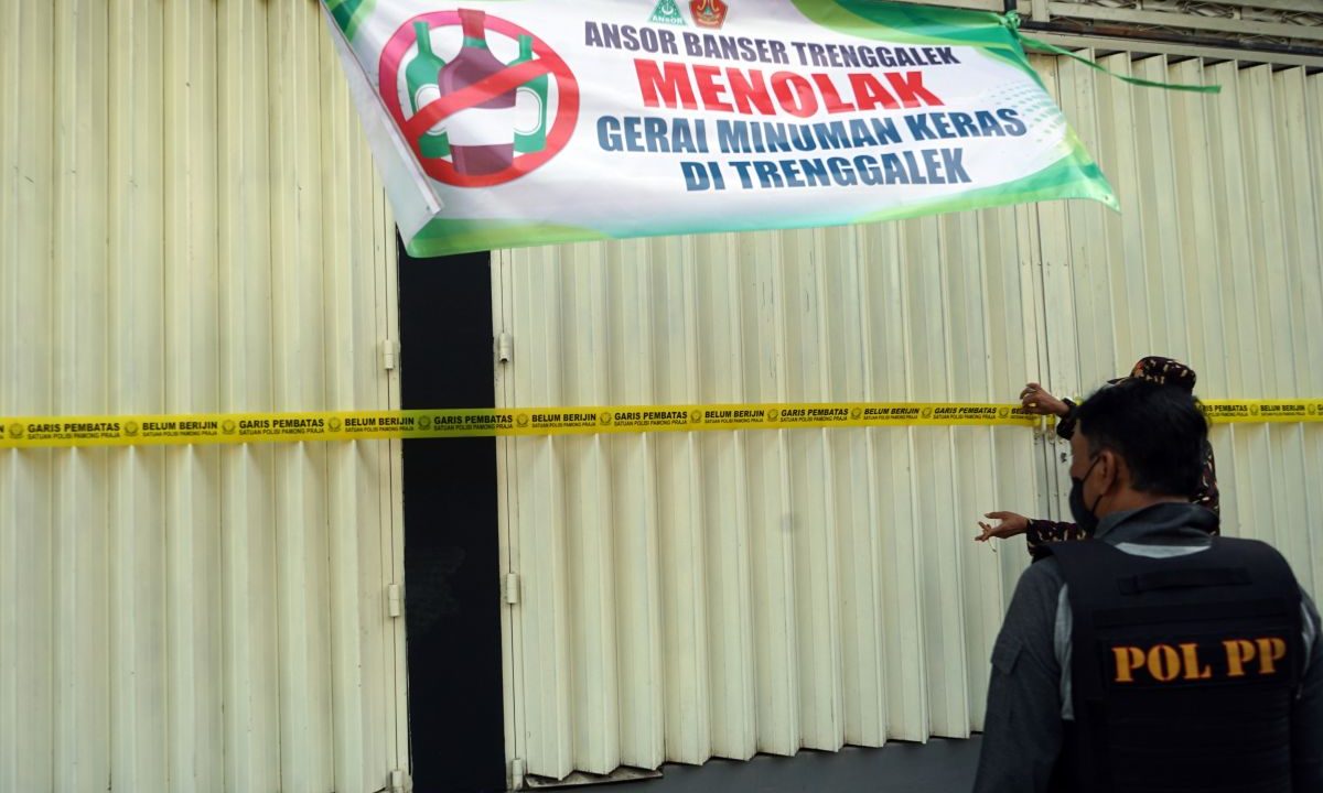 Satpol PP Trenggalek segel gerai minuman beralkohol usai didemo ormas