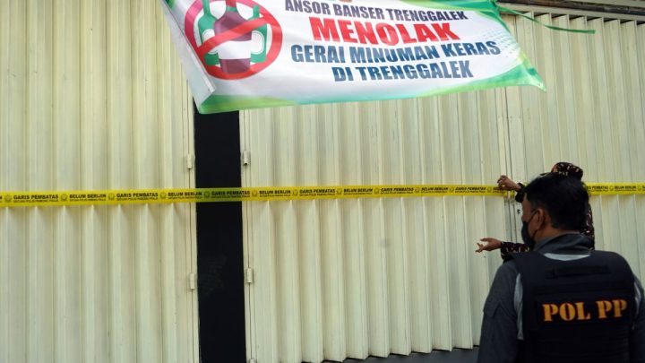Satpol PP Trenggalek segel gerai minuman beralkohol usai didemo ormas