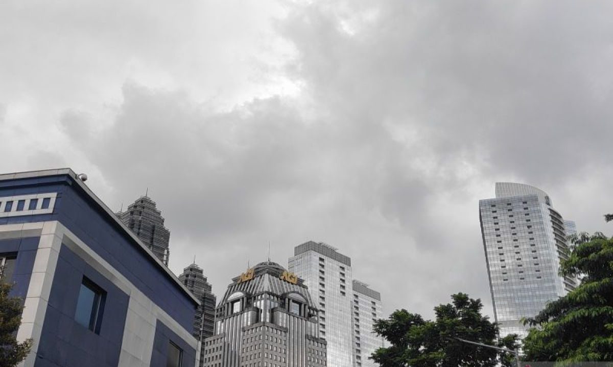 BMKG prakirakan sebagian Jakarta diselimuti awan tebal di Selasa pagi