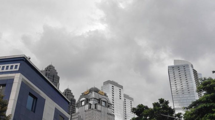 BMKG prakirakan sebagian Jakarta diselimuti awan tebal di Selasa pagi