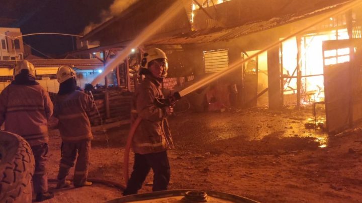 Kerugian kebakaran gudang kayu di Muara Angke Jakut capai Rp1 miliar