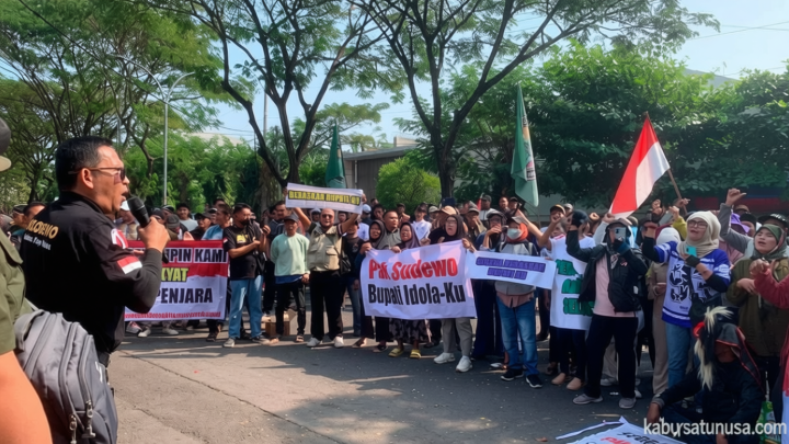 Latest Program: Simpatisan Janji Keliling Alun-Alun Pakai Pampers Jika Sudewo Bebas