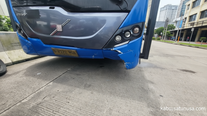 Bus Transjakarta Alami Kecelakaan Tunggal di Cikoko – Penyebab Masih Didalami
