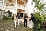Meeting Results: 6 Foto Fasad Rumah Aktor Senior Herdin Hidayat, Bergaya Eropa Klasik dengan Tampilan Mewah dan Megah