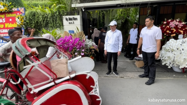 Key Discussion: Ulang Tahun, Jokowi Bagi-Bagi Sembako dan Bingkisan ke Ratusan Penarik Becak di Rumahnya