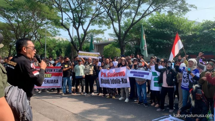 Latest Program: Ahmad Husein Terharu Lihat Mantan Bupati Sudewo Masuk Mobil Tahanan