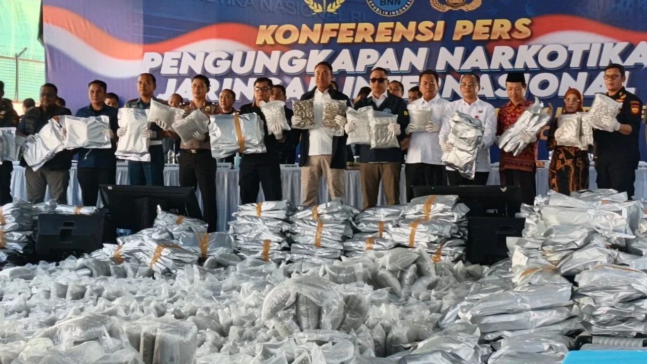 Topics Covered: 3,37 Ton Bahan Baku Liquid Vape dari Kuncup Bunga Ganja Disita Petugas Gabungan