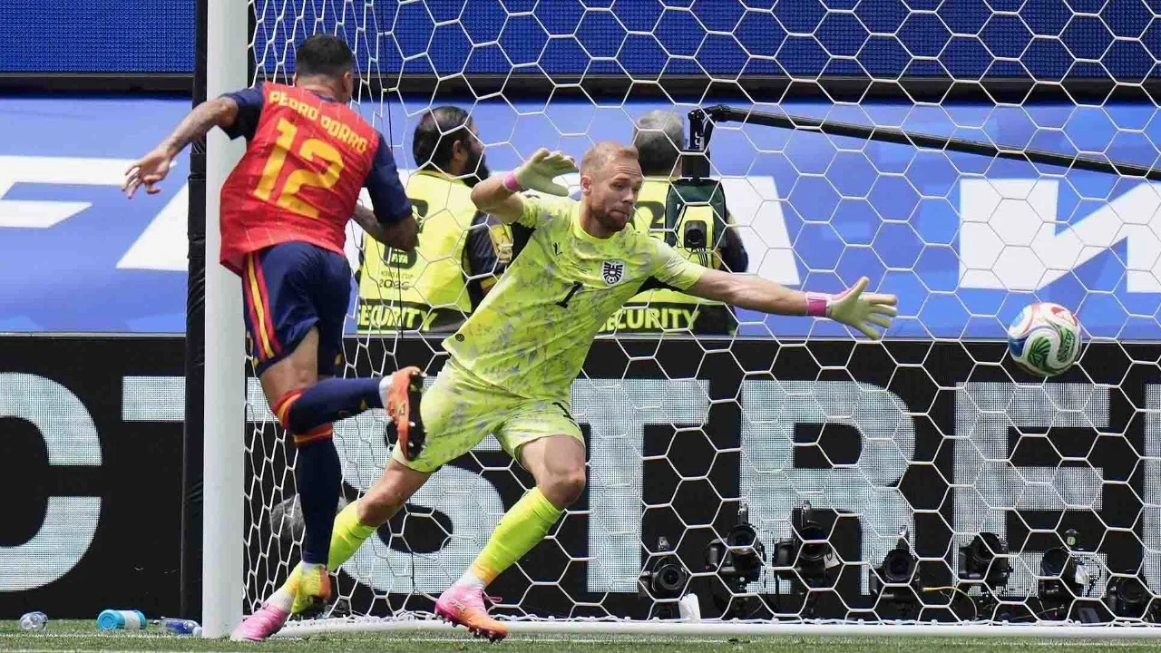Historic Moment: FOTO: Spanyol Melaju ke 16 Besar Usai Libas Austria