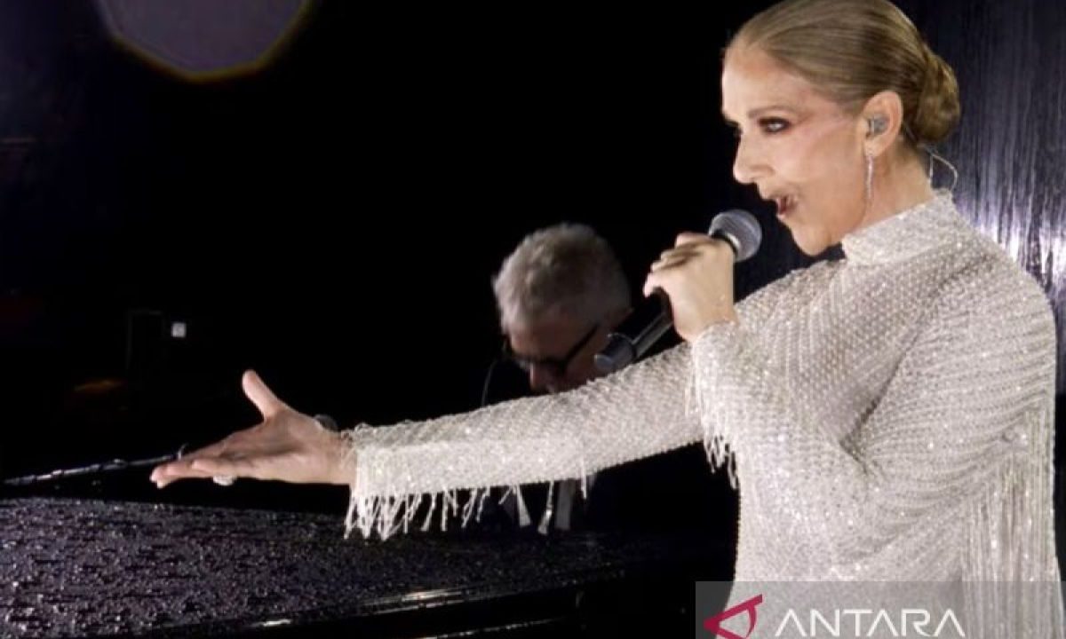 Celine Dion bernyanyi dan menari tanpa alas kaki di atas mobil
