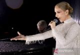 Celine Dion bernyanyi dan menari tanpa alas kaki di atas mobil