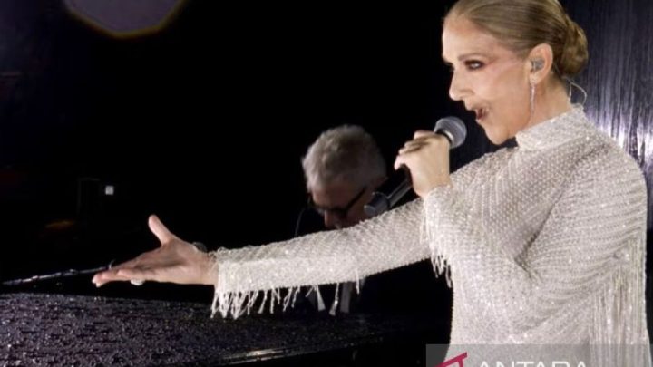Celine Dion bernyanyi dan menari tanpa alas kaki di atas mobil