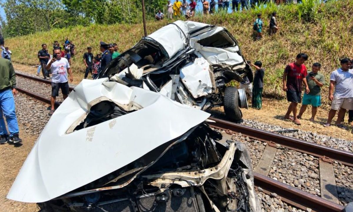 Perjalanan KA Ijen Ekspres terlambat akibat tertemper mobil di Jember