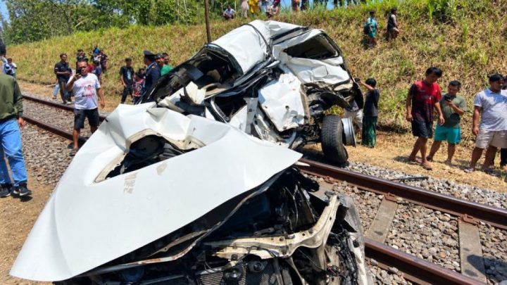 Perjalanan KA Ijen Ekspres terlambat akibat tertemper mobil di Jember