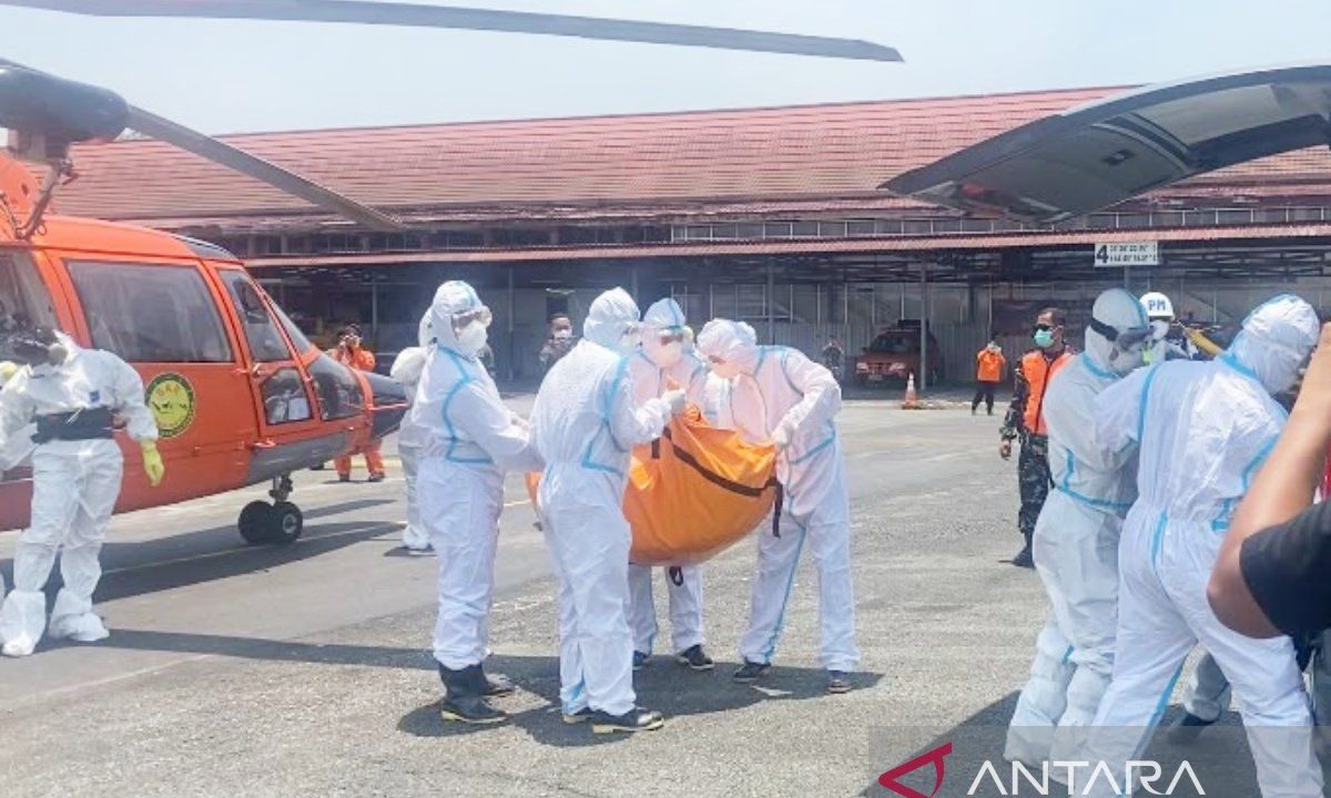 Heli Basarnas tiba di Lanud Sjamsudin Noor, bawa 2 jasad korban Virgo