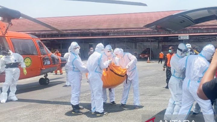 Heli Basarnas tiba di Lanud Sjamsudin Noor, bawa 2 jasad korban Virgo