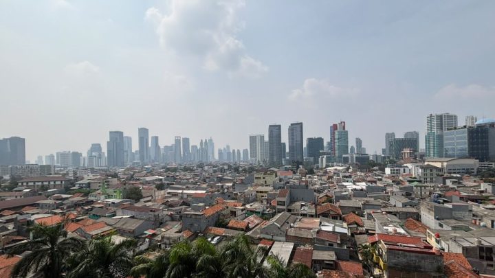 Minggu pagi, kualitas udara Jakarta masuk tiga terburuk di dunia
