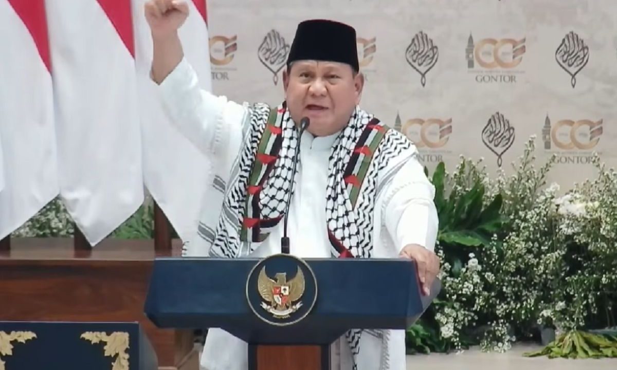 Prabowo teriakkan “Free Palestine” dan kenakan keffiyeh di Gontor