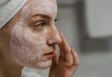 Cara double cleansing yang tepat untuk membersihkan wajah