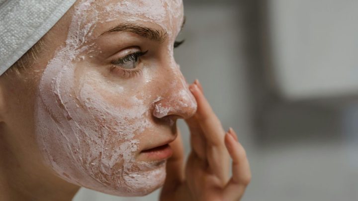 Cara double cleansing yang tepat untuk membersihkan wajah